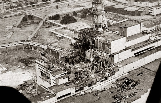 Letecký pohled na vybuchlý reaktor jaderné elektrárny ernobyl v dubnu 1986.