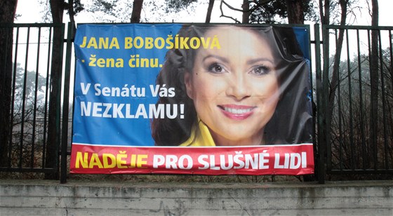 Billboard kandidátky Jany Boboíkové do doplovacích senátních voleb na Kladensku.