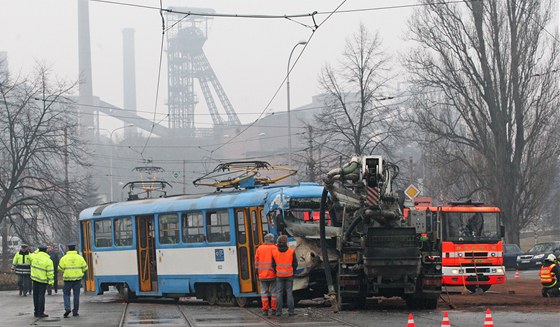 Cokoliv se v ostravské MHD mimoádn stane, napíklad výluku kvli nehod (na snímku stet s pracovním strojem z loského bezna), bude záhy na internetu.