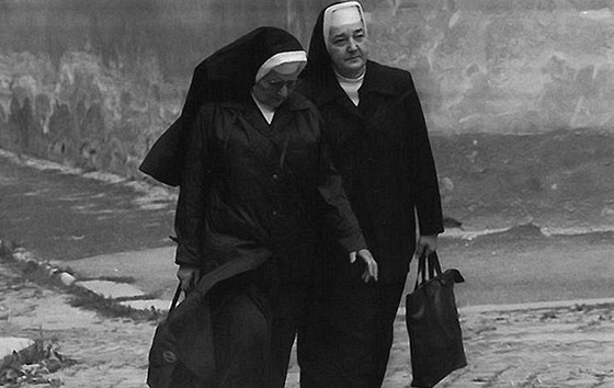 ádové sestry na Loretánském námstí v srpnu 1988