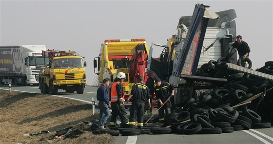 Pevrácený kamion zalehl silnici, vezl pneumatiky. (Ilustraní foto)