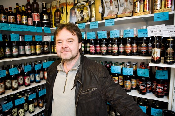 Jií Wiesner si zaloil pivotéku U Modrého lva. Nabízí v ní 180 druh piv z regionálních pivovar.