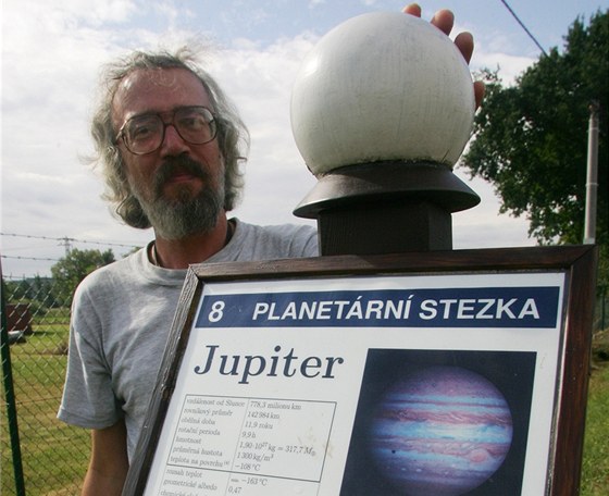 Planetární stezka hradecké hvzdárny.