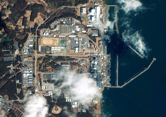 Letecký zábr na jadernou elektrárnu Fukuima (12. bezna 2011)