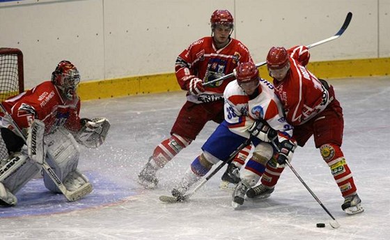 Hokejisté Chotboe (v bílém) si zahráli v píprav proti Pelhimovu