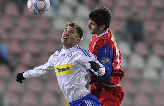 Brnnský hrá Stefan Mitrovi (vpravo) v souboji o mí s olomouckým Pavlem ultesem. 