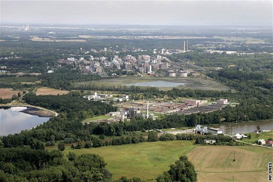 Letecký snímek areálu chemiky Synthesia v Semtín