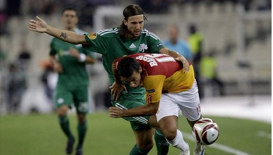 Milan Baro (vpravo) na archivním snímku v dresu Galatasaraye.