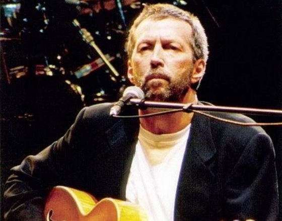 Za kytaru, na kterou zde hraje Eric Clapton, zaplatil ruský sbratel pldruhého milionu korun