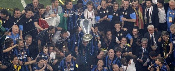 S POHÁREM NAD HLAVOU. Fotbalisté Interu Milán oslavují triumf v Lize mistr.