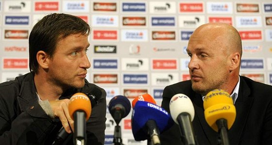 Manaer fotbalové reprezentace Vladimír micer (vlevo) a trenér národního mustva Michal Bílek.
