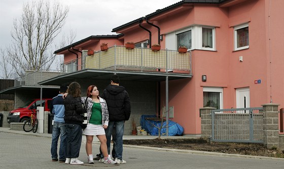 Na snímku jsou dti z dtského domova v Taovicích. Dívka, které je vidt do oblieje, se jmenuje Lada, je u plnoletá a brzy se odsthuje do bytu v Doubí.