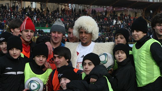 Roberto Carlos dostal od nadených fanouk Machakaly i typickou dagestánskou pokrývku hlavy z oví vlny.