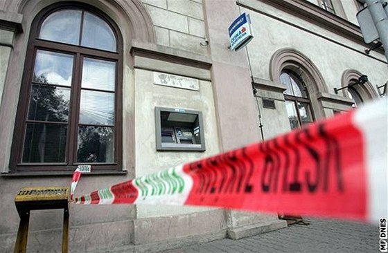 Policisté se zamí na ochranu bank i pevoz penz k bankomatm. Ilustraní snímek