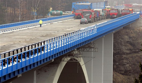 Zatkávací zkouka na mostu u sokolovského Transmotelu.
