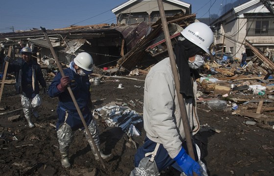 Japontí záchranái ve mst Sendaj (13. bezna 2011)