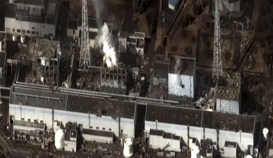Satelitní snímek ukazuje poniení jaderné elektrárny Fukuima 1 po zemtesení a tsunami.