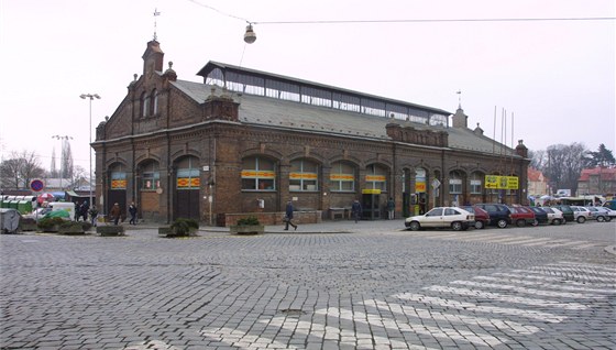 Firma, která má od pronajatou olomouckou trnici, ji chce od msta odkoupit. Mimo jiné plánuje rekonstrukci historické budovy a novou zasteenou trnici pro regionální pstitele.