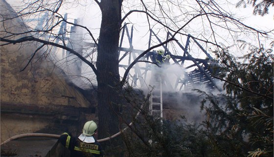 Poár sýpky zemdlského areálu ve Zdounkách na Kromísku zamstnal více ne deset hasiských voz vetn výkové techniky.