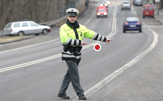 Na výzvu policist k zastavení mladík za volantem nereagoval (ilustraní snímek).