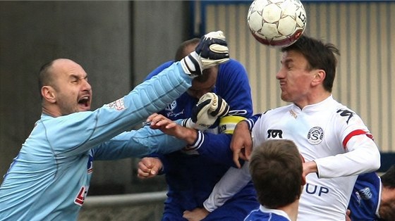 Ústecký branka Michal Vorel vyráí mí ped spoluhráem Lukáem Dvoákem (uprosted) a Michalem Kordulou ze Slovácka.