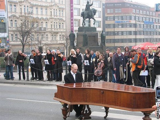 Jan Buda zpívá za klavírem na magistrále