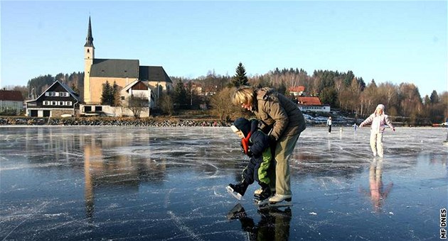 Na Nový rok se bruslilo i na zamrzlé nádri Lipno. Záchranái varují, e týdenní mrazy nezajistí dostaten silný led.