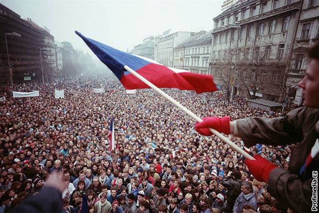 Demonstrace na Václavském námstí v listopadu 1989.