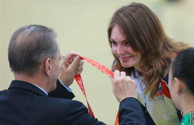 eská stelkyn Kateina Emmons se zlatou olympijskou medailí