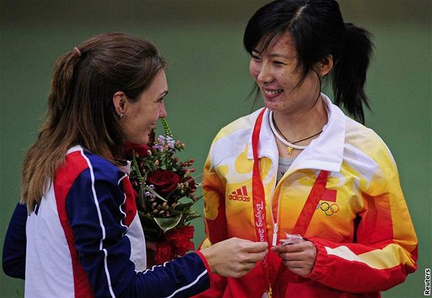 Kateina Emmons gratuluje íance Tu Li ke zlaté medaili