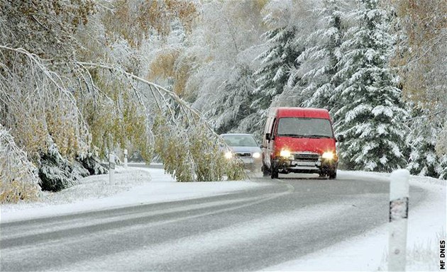 První sníh v Kruných horách. Auta v okolí Píovické pehrady. (30.10.2008)