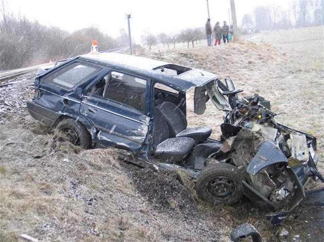 Nehoda na elezniním pejezdu u obce Bohdíkov. Tiadvacetiletá idika vyvázla jen s lehkým zranním.  Fot