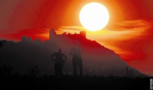 Pálava - západ slunce nad Sirotím hradem
