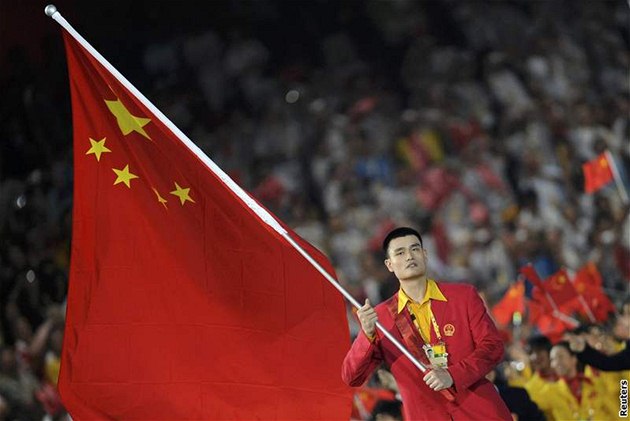 Vlajkono ínské výpravy Yao Ming pi slavnostním zahájení OH v Pekingu