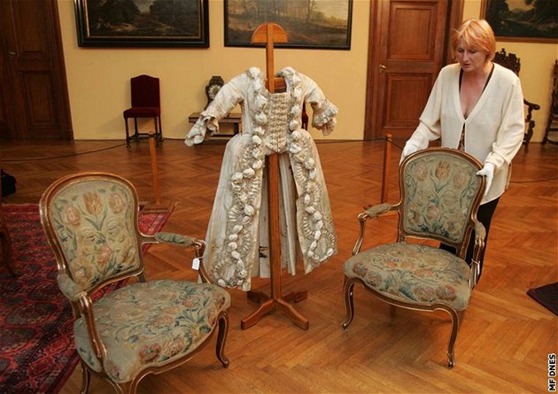 Kastelánka hradu ternberk Helena Gottwaldová ukazuje staronový mobiliá hradu