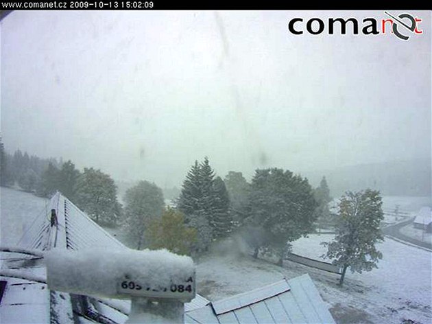 V esku zaal padat sníh - Rokytnice nad Jizerou. (13. íjna 2009)