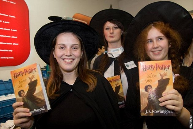 Zájemci o eskou verzi knihy Harry Potter a Relikvie smrti si odnáejí první výtisky