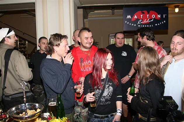 Veírek Slavík - Ewa Farna (vpravo) s exSuperStar Barborou Zemanovou a kepelou Divokej Bill
