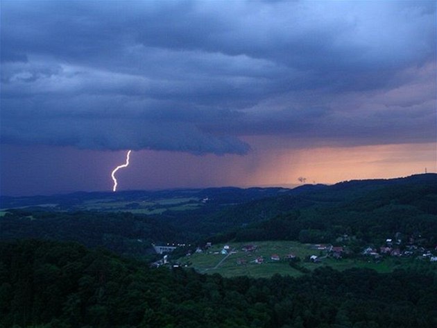 Vítr pi boukách me podle meteorolog lámat vtve i stromy. Ilustraní foto