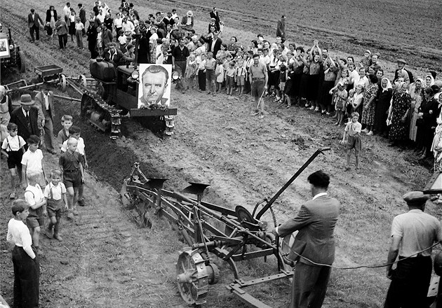 Rozorávání mezí se v roce 1950 se v Obříství na Mělnicku agitačně slavilo. Část zemědělců dávala své pozemky JZD dobrovolně, ostatní k tomu byli donuceni.