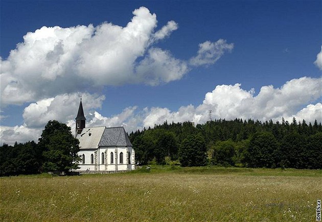 Kostel ve Svatém Tomái a hrad Vítkv Kámen