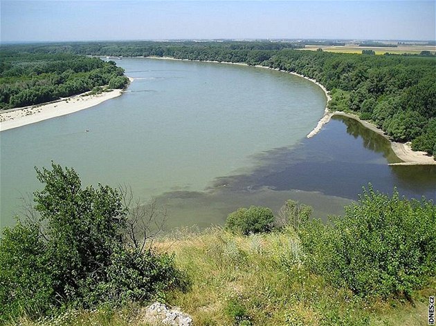 Soutok Dunaje a Moravy ped Bratislavou. Za ním kvalita vody klesá.