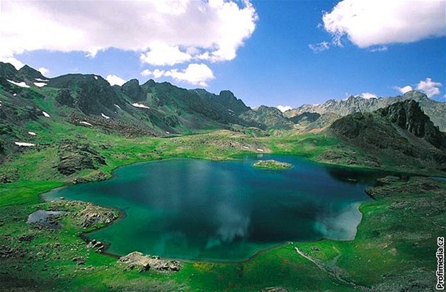 Jezero Gobekli v tureckých horách Kackar Daglari