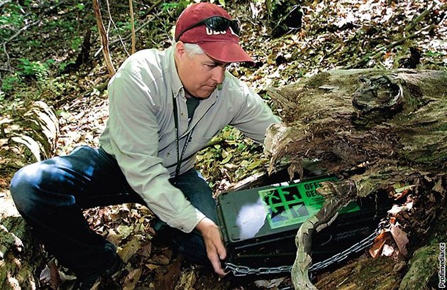 Geocaching: kouzlu hledání poklad asto podlehnou i celé rodiny