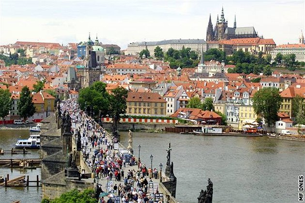 Postup prací na Karlov most zkoumala památková inspekce ministerstva kultury od poloviny ervence. Ilustraní foto.