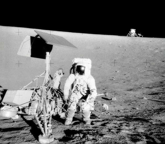 Velitel Apolla 12 Cernan zkoumá sondu Surveyor 3