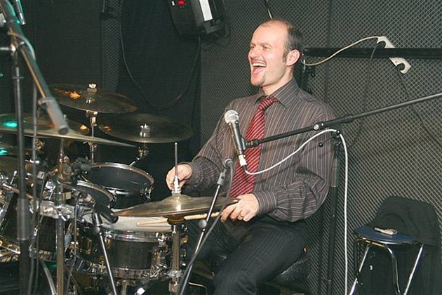 Moderátor Dalibor Gondík zvládl zpv i bicí
