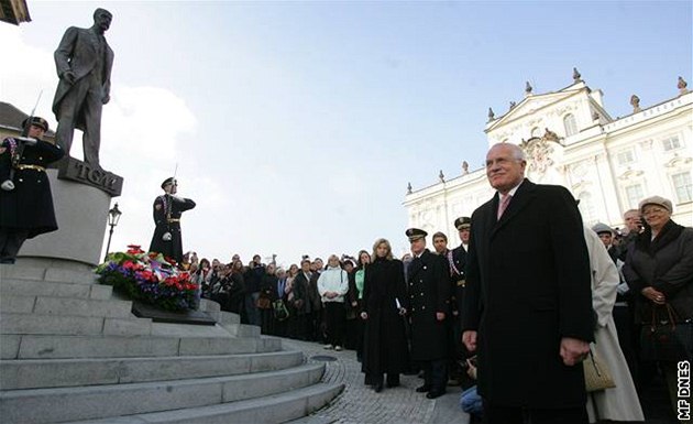 Prezident Klaus poloil vnec u sochy T. G. Masaryka na Hradanském námstí