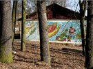 Jedna ze zachovalých venkovních mozaiek v Milovicích.