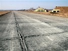 Pistávací plocha a hangáry na bývalém vojenském letiti v Boím Daru.